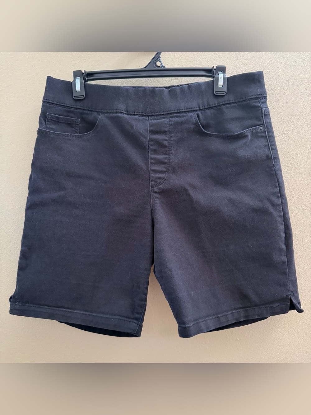 Preloved Dkny women's Stretch Shorts - Black size L